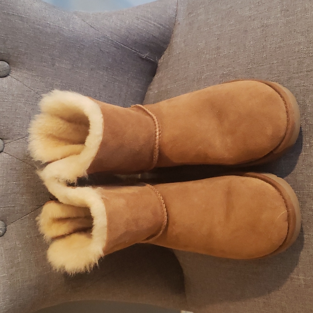 Women's size 9 ugg boots with ribbon detail.